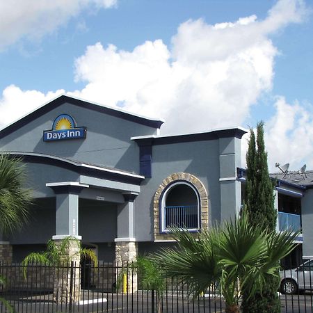 Days Inn By Wyndham Houston East Εξωτερικό φωτογραφία