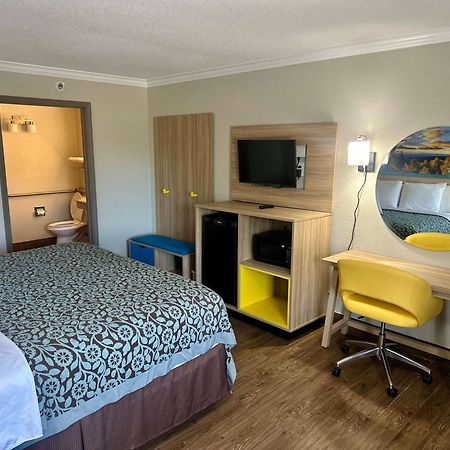 Days Inn By Wyndham Houston East Εξωτερικό φωτογραφία