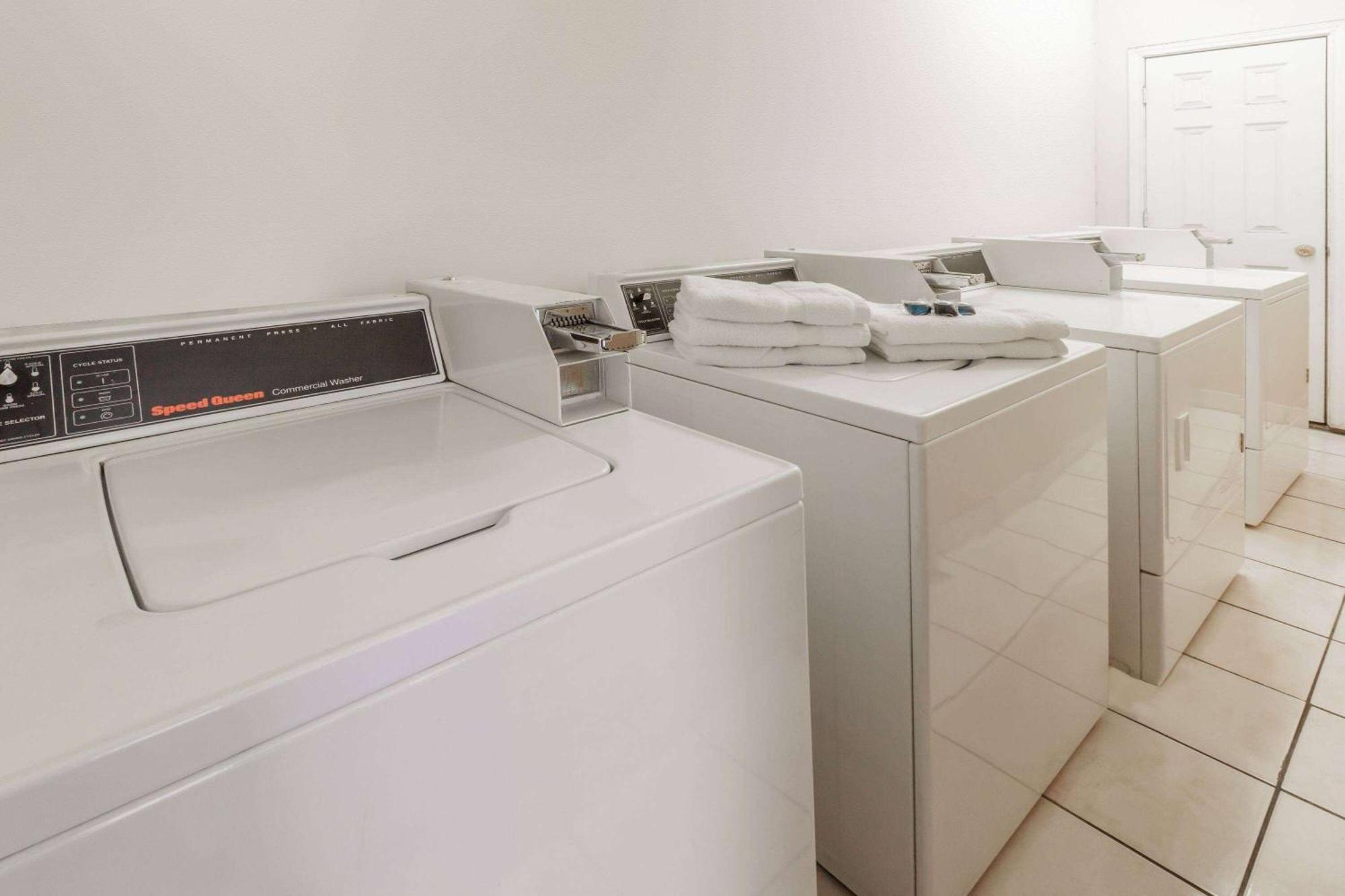 Days Inn By Wyndham Houston East Εξωτερικό φωτογραφία