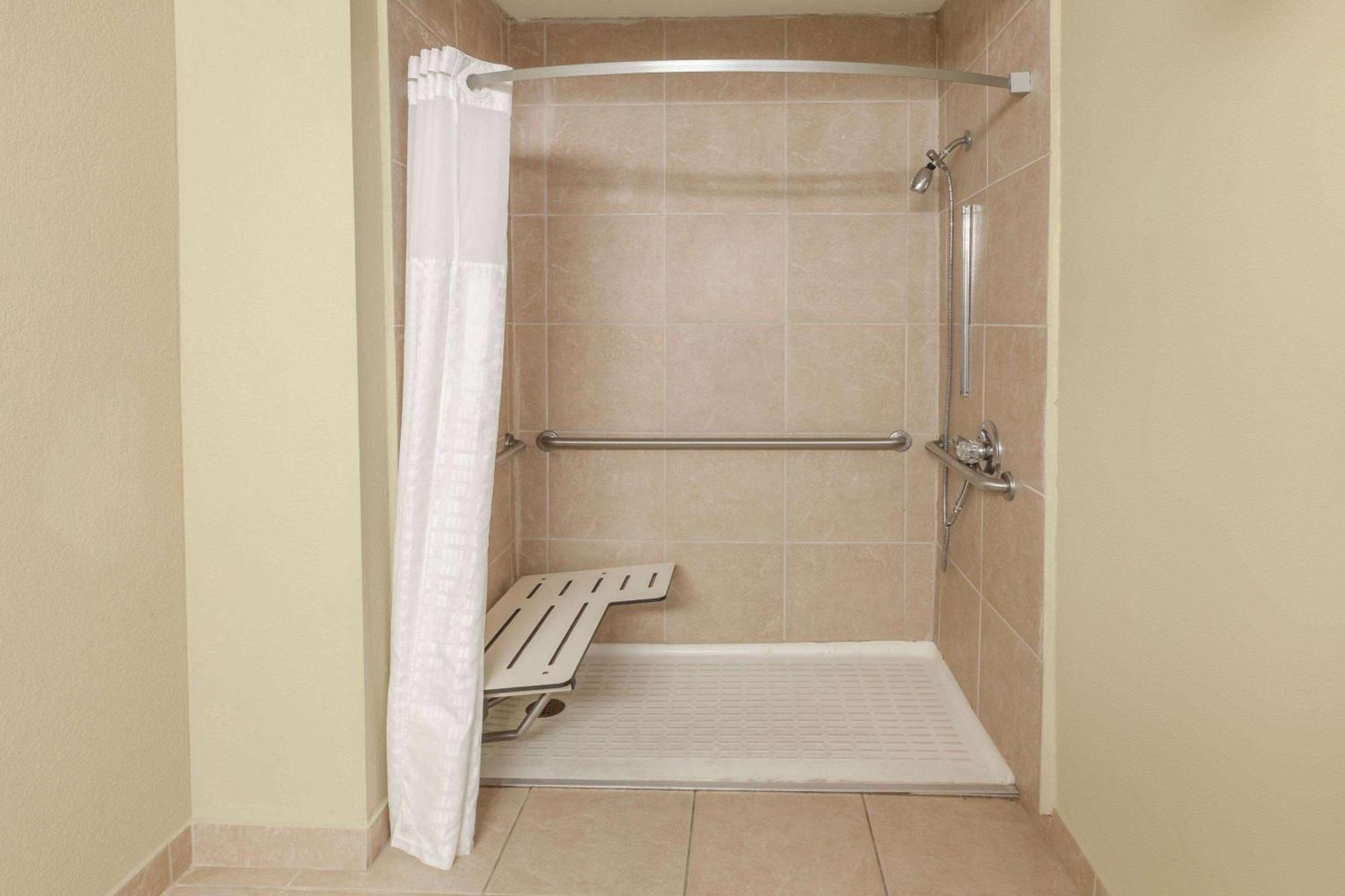 Days Inn By Wyndham Houston East Εξωτερικό φωτογραφία