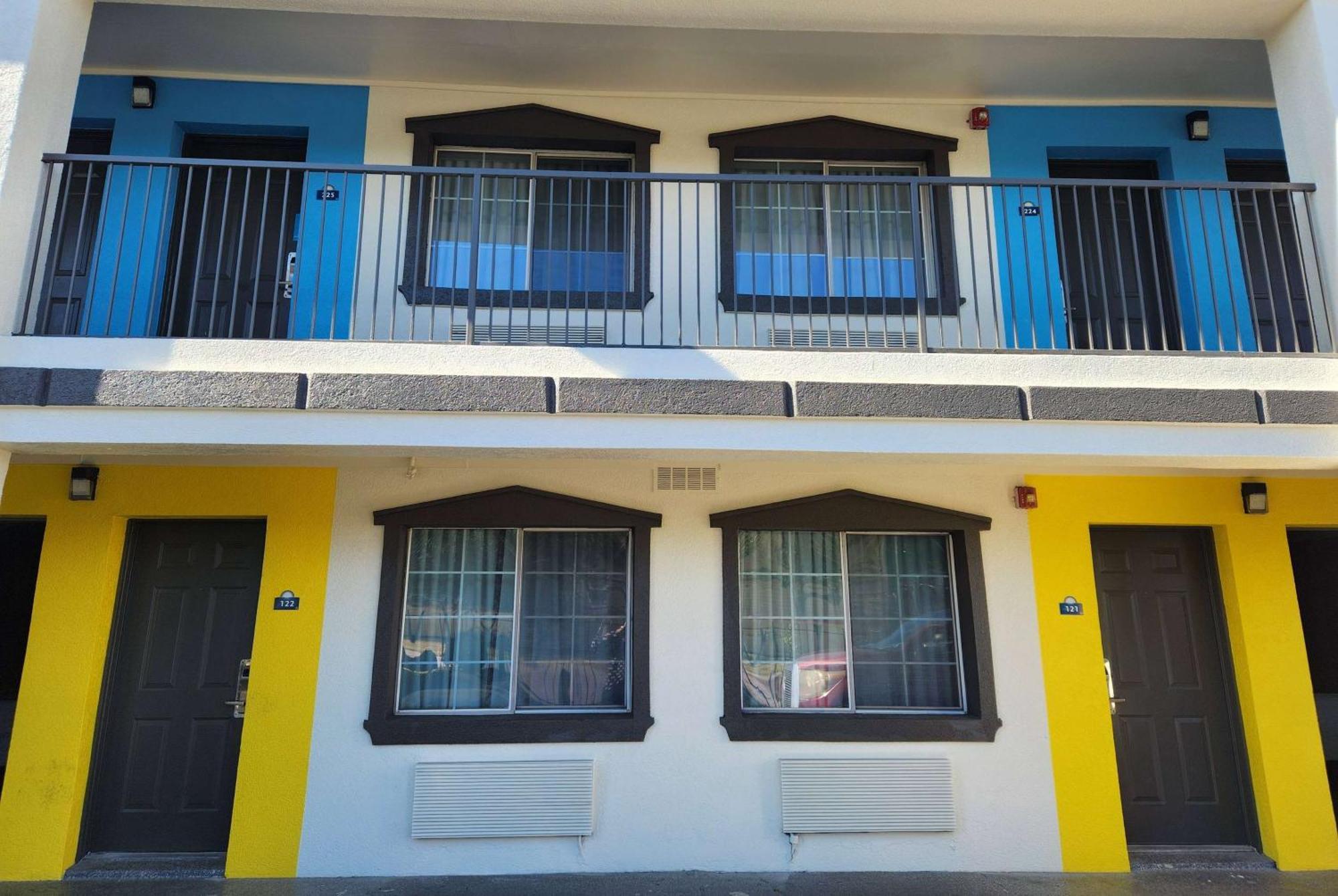 Days Inn By Wyndham Houston East Εξωτερικό φωτογραφία