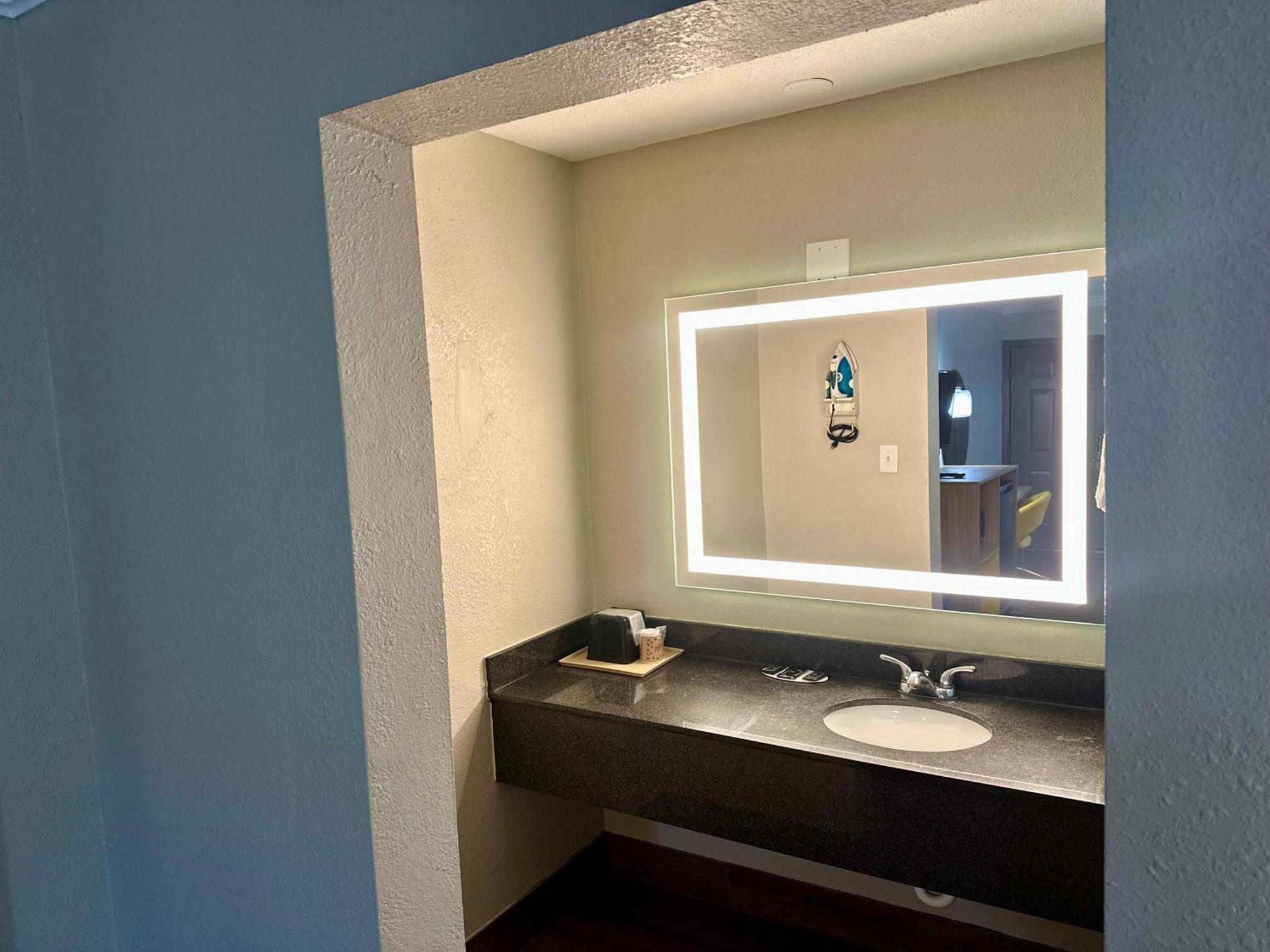 Days Inn By Wyndham Houston East Εξωτερικό φωτογραφία