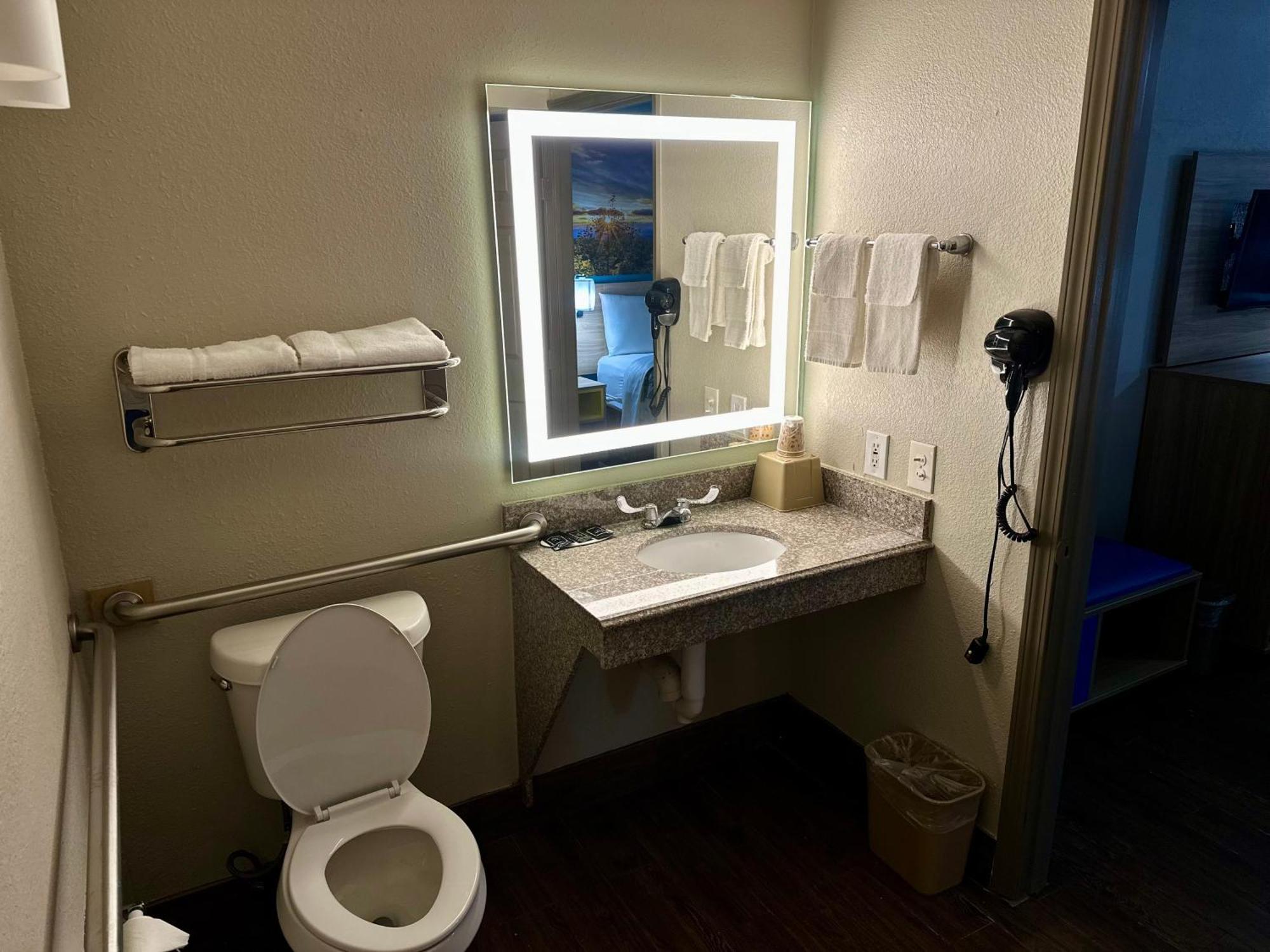 Days Inn By Wyndham Houston East Εξωτερικό φωτογραφία