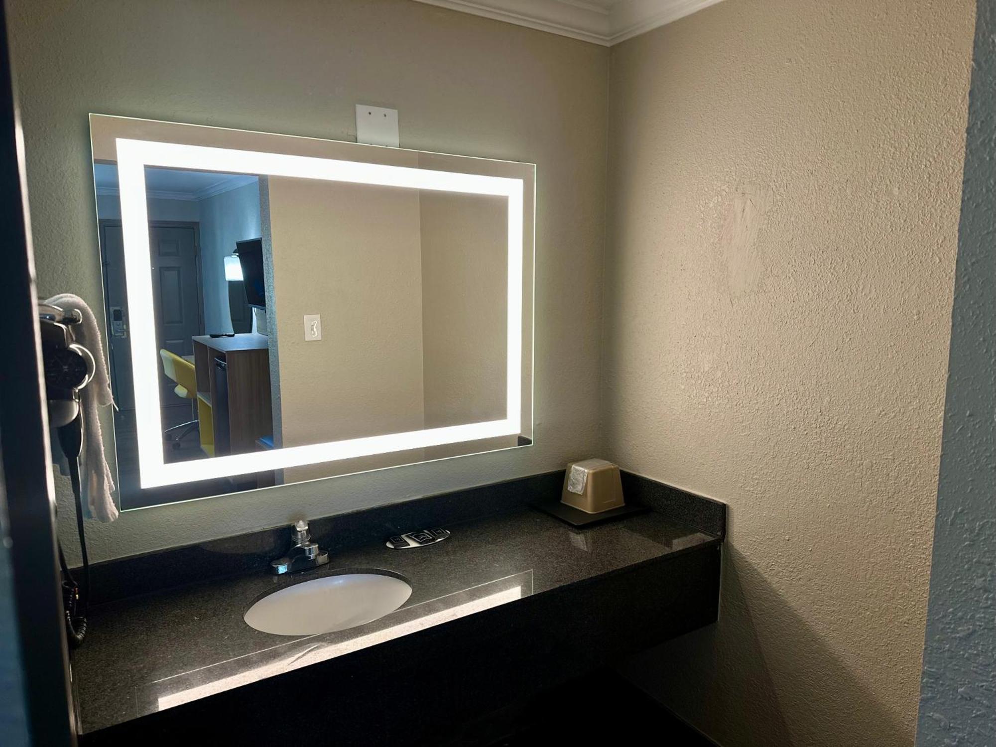 Days Inn By Wyndham Houston East Εξωτερικό φωτογραφία