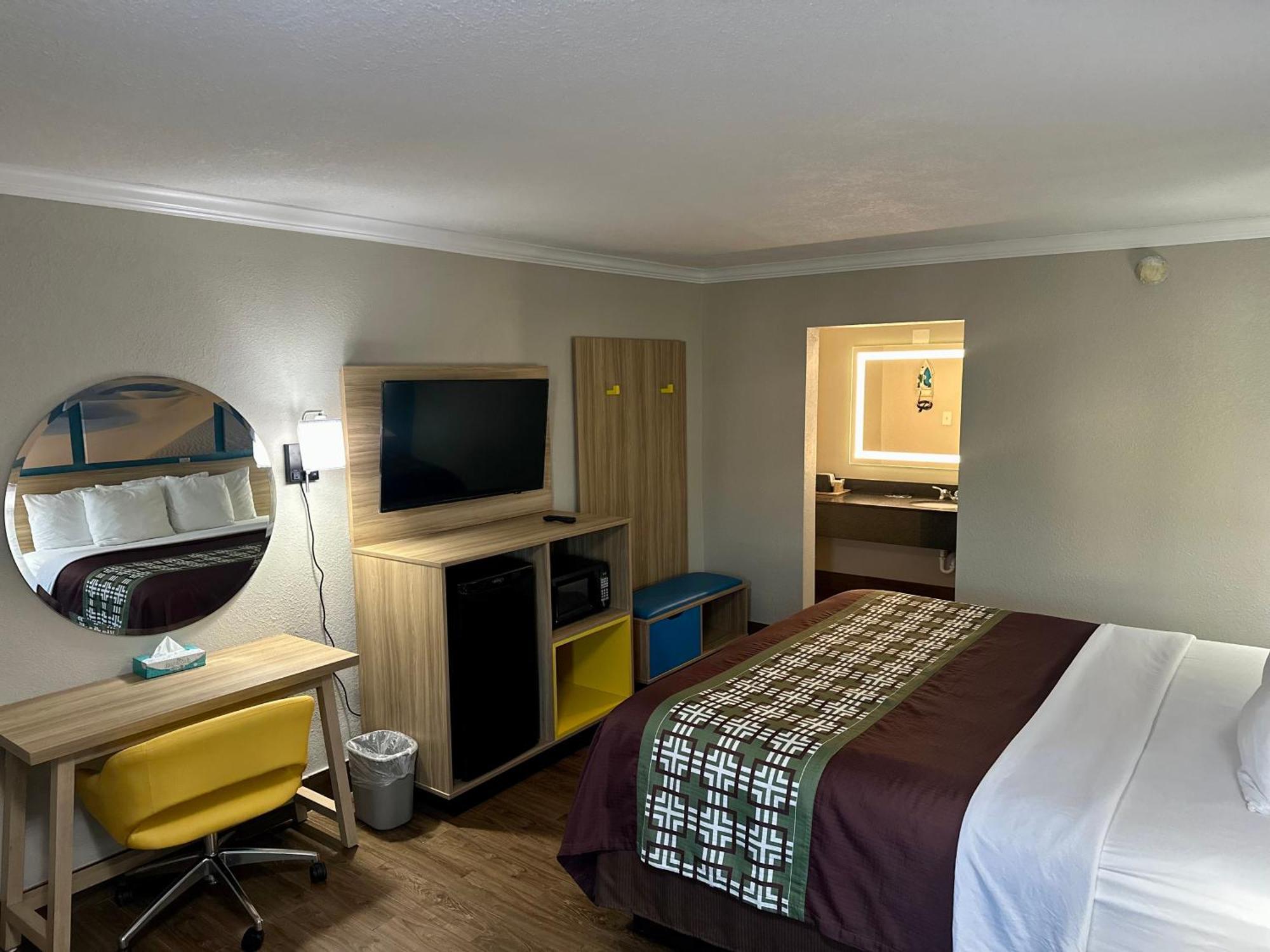 Days Inn By Wyndham Houston East Εξωτερικό φωτογραφία