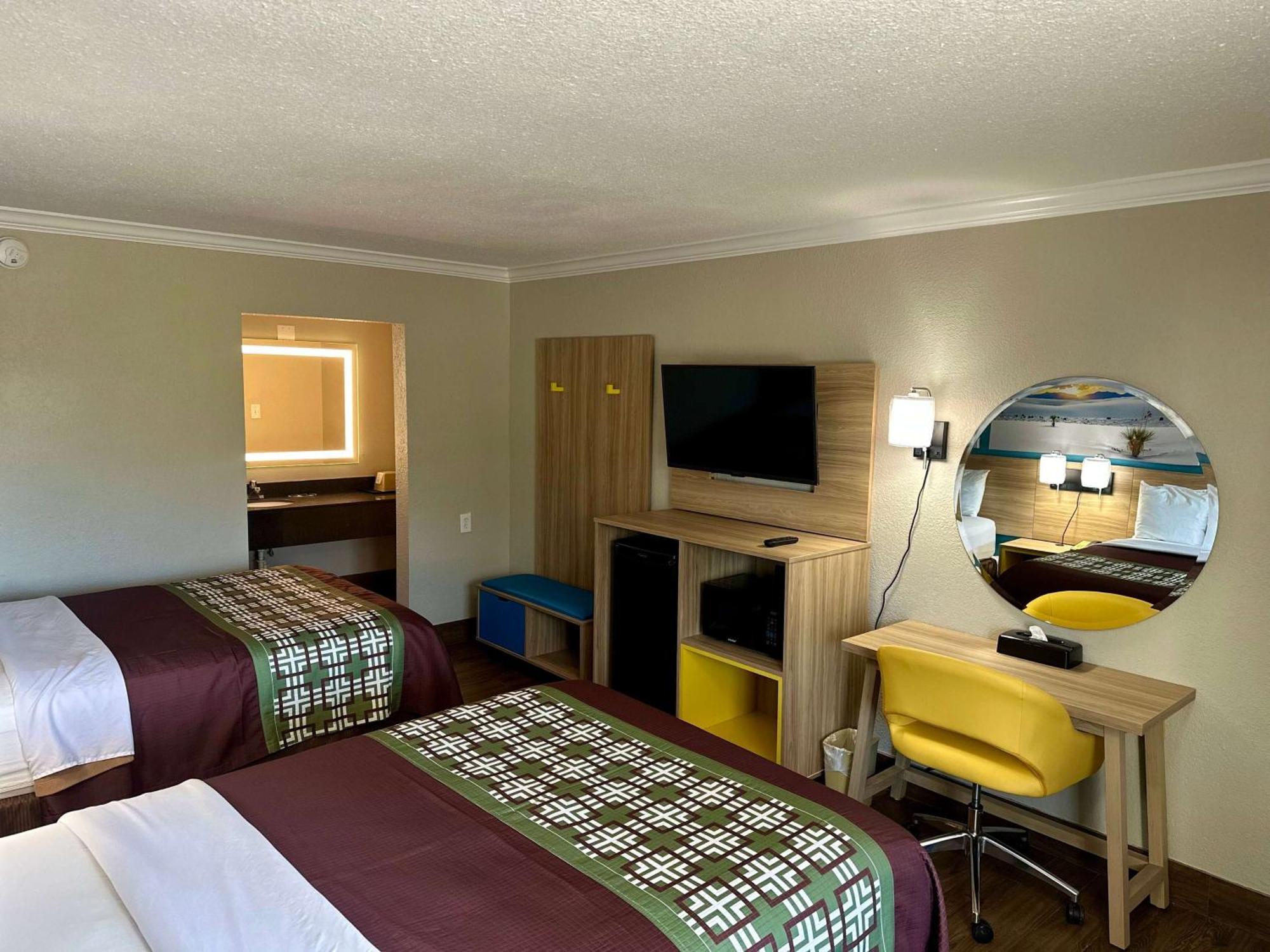 Days Inn By Wyndham Houston East Εξωτερικό φωτογραφία