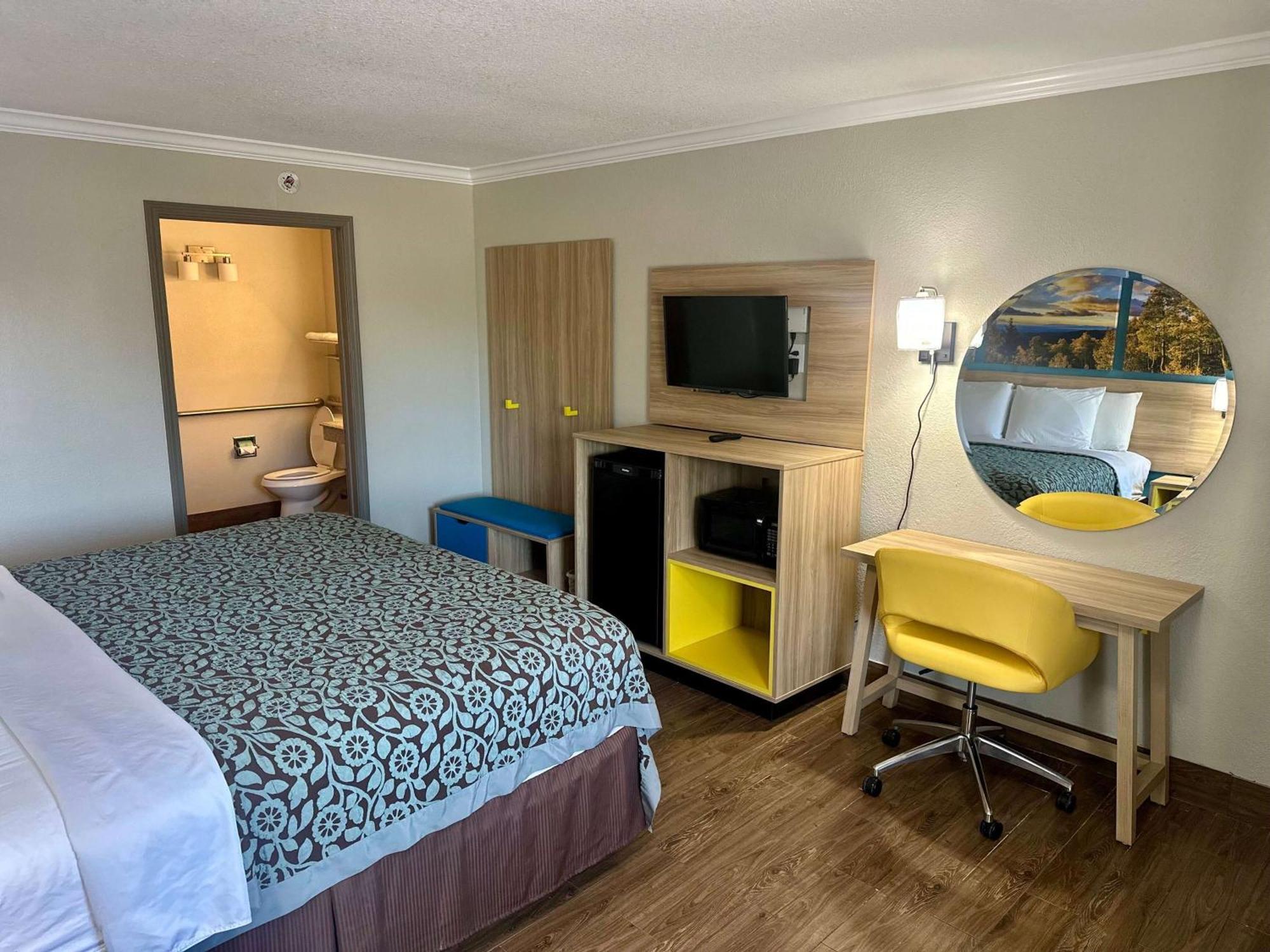 Days Inn By Wyndham Houston East Εξωτερικό φωτογραφία