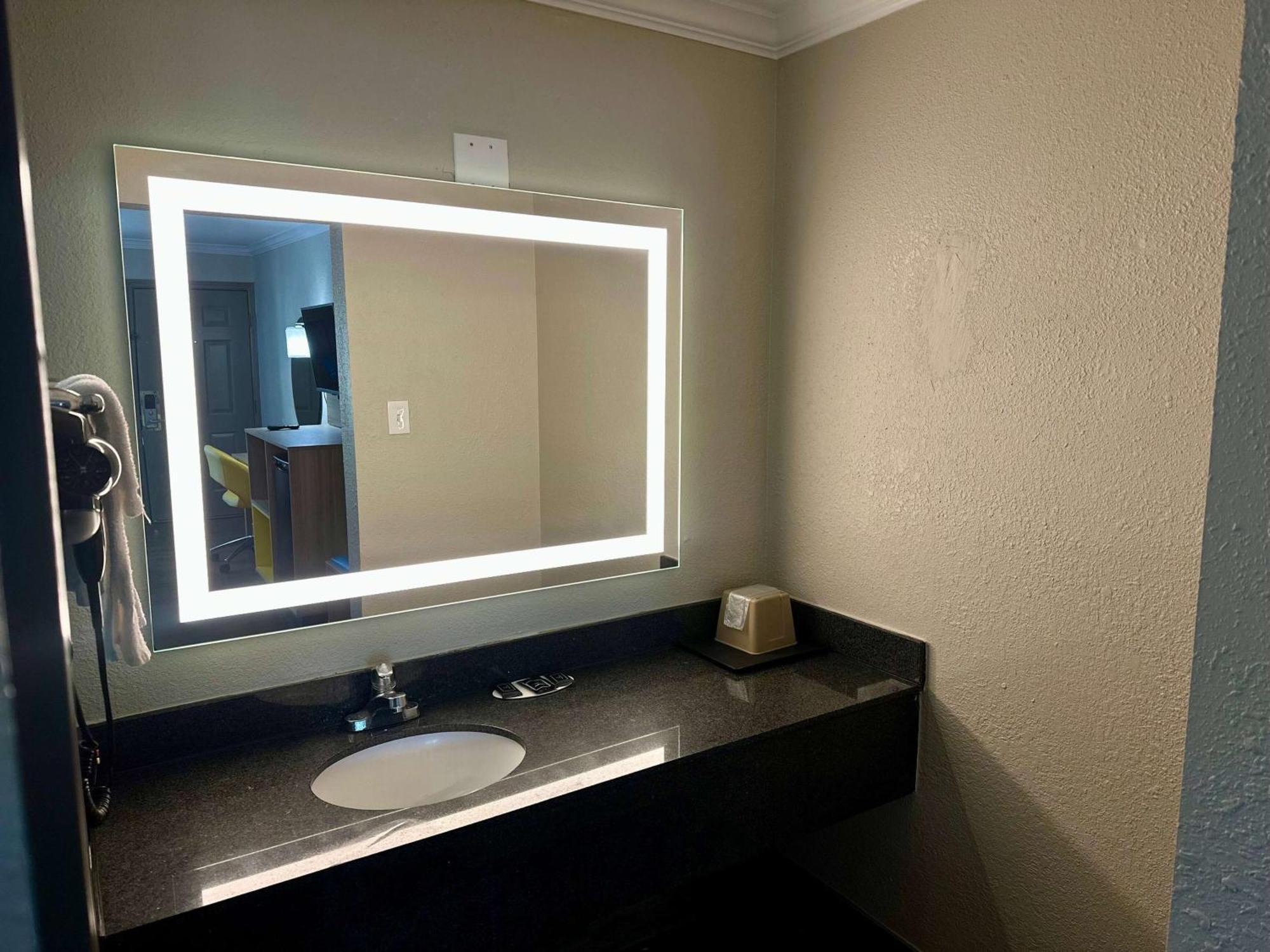 Days Inn By Wyndham Houston East Εξωτερικό φωτογραφία
