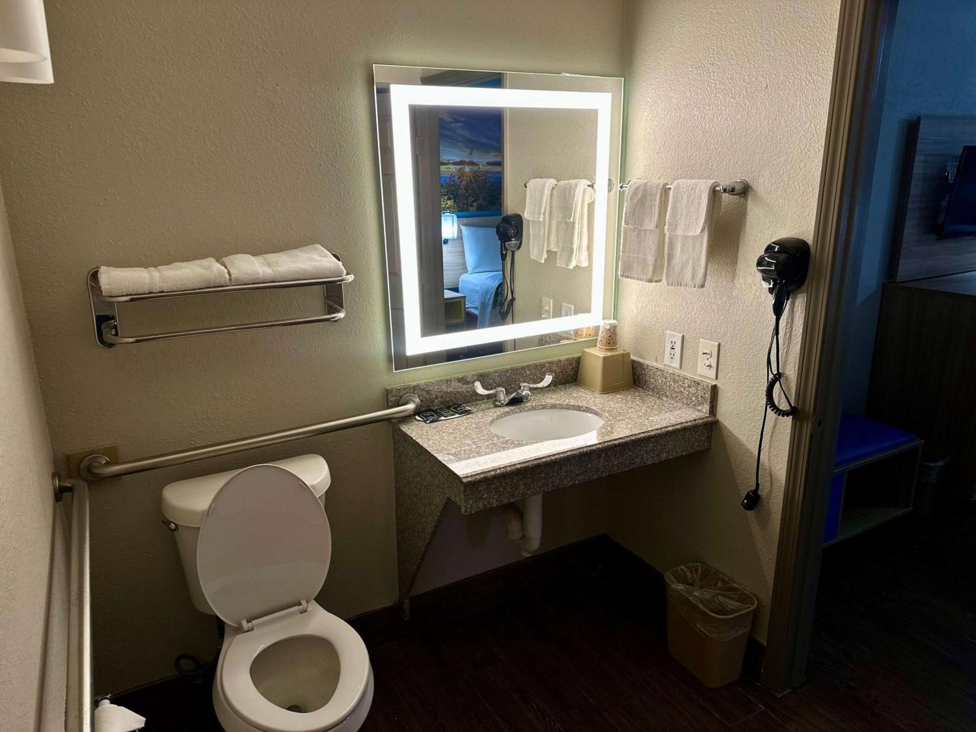 Days Inn By Wyndham Houston East Εξωτερικό φωτογραφία