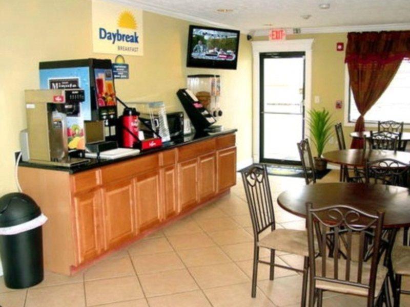 Days Inn By Wyndham Houston East Εξωτερικό φωτογραφία