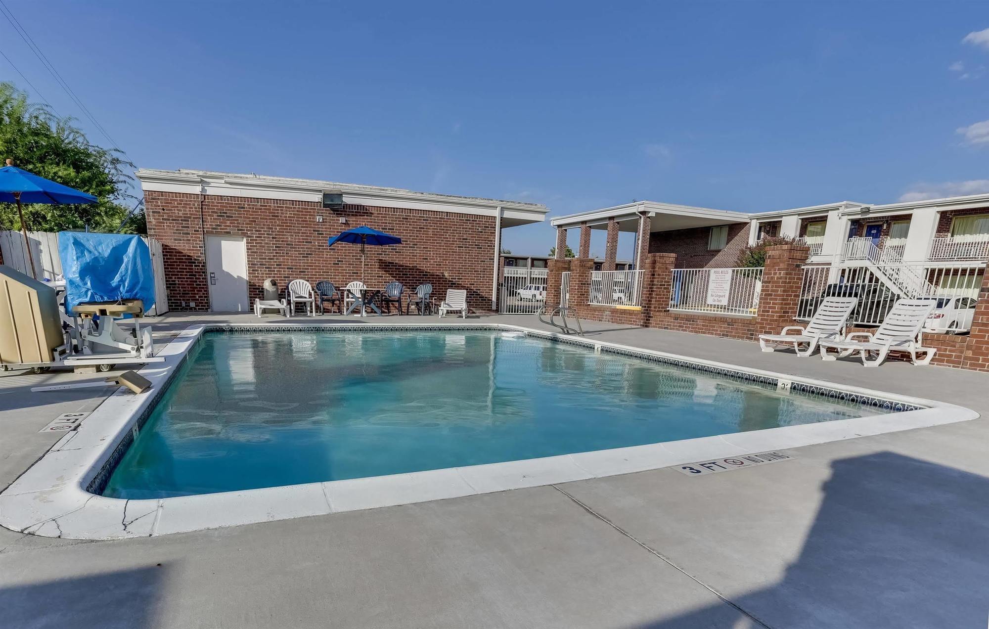 Days Inn By Wyndham Houston East Εξωτερικό φωτογραφία