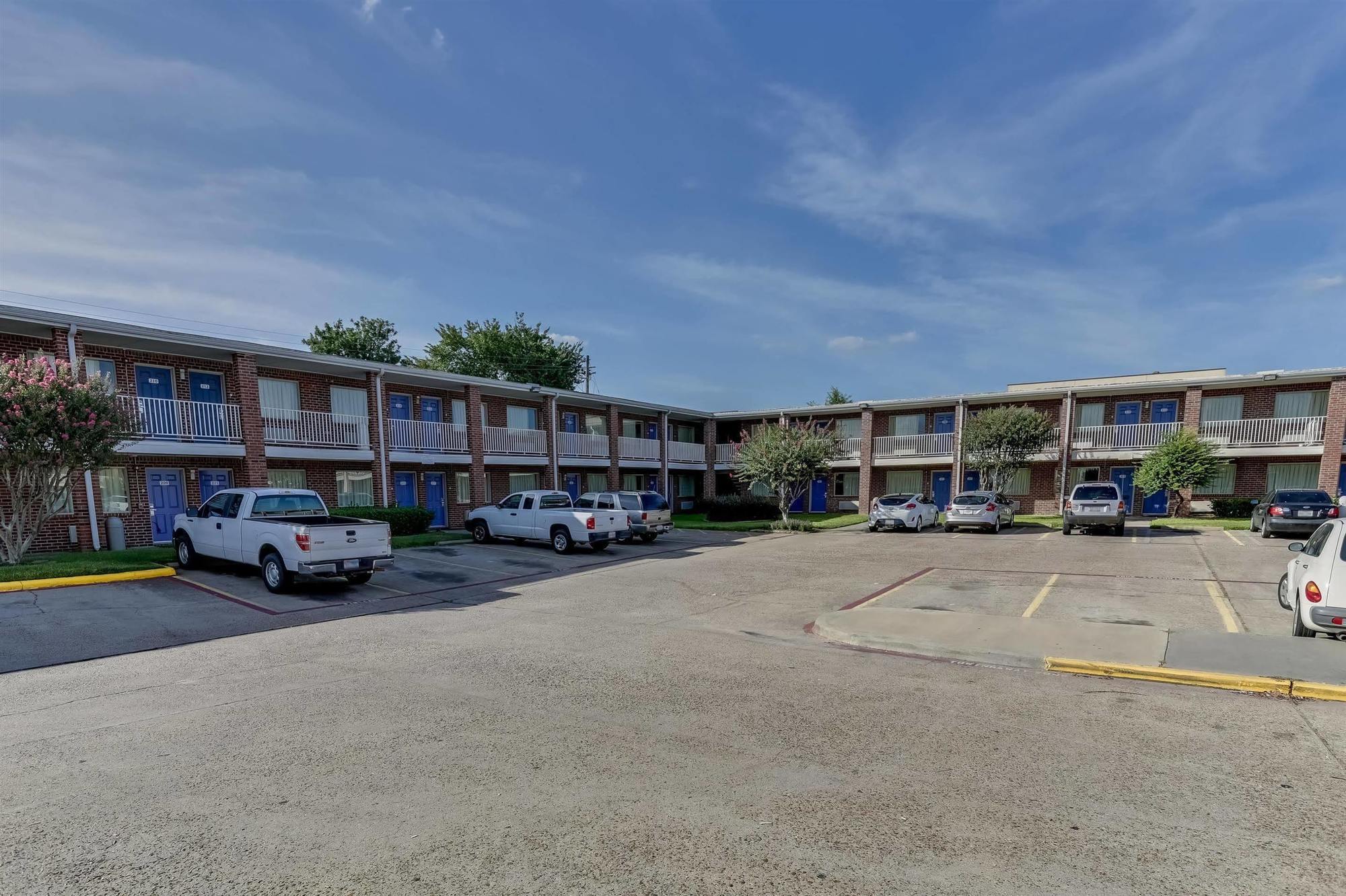 Days Inn By Wyndham Houston East Εξωτερικό φωτογραφία