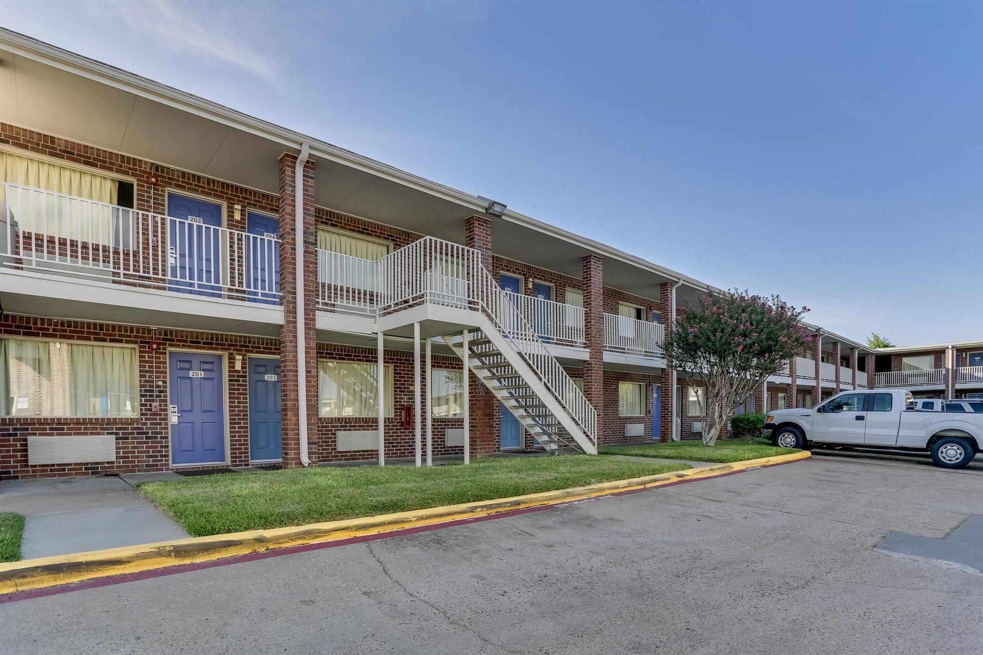 Days Inn By Wyndham Houston East Εξωτερικό φωτογραφία