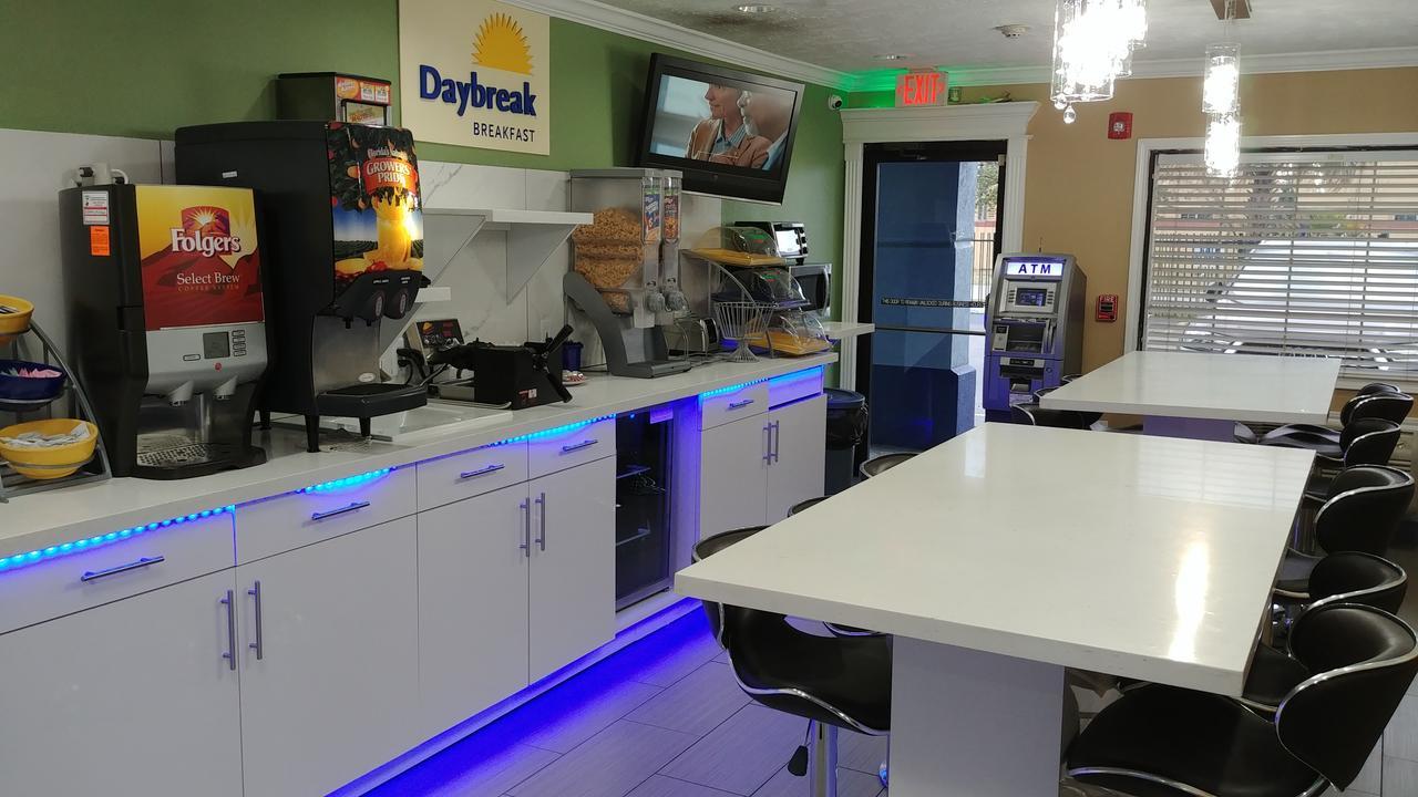 Days Inn By Wyndham Houston East Εξωτερικό φωτογραφία